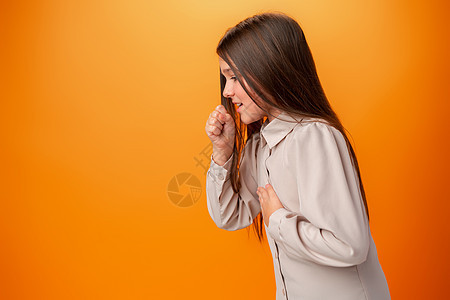 身着临时穿衣 感觉不舒服和在橙色背景下咳嗽的少女衣服病人女士过敏感染女性保健工作室卫生发烧图片