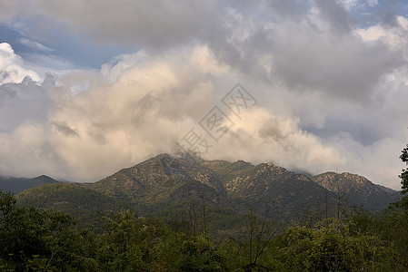 云云和作物田环绕的山地景观图片