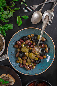塔帕德和各种橄榄类午餐派对盘子木板乡村高架美食餐厅勺子桌子图片