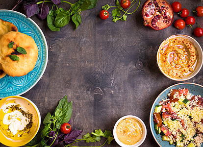 食用中东部素食盘子的餐桌 Hummus Tahini pitta couscous沙拉和含橄榄油的奶油泡水香菜芝麻服务菜单香料蔬图片