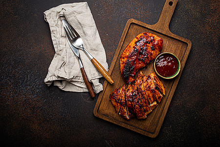 配有红酱汁和切片在木制板上的火鸡或鸡排倾斜午餐盘子营养牛扒厨房烧烤胸部食物鱼片图片
