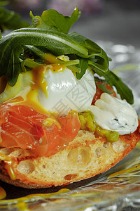 鸡蛋本本尼迪特和鳄梨吐司 美味健康早餐 健康食品概念美食面包蛋黄橙子奶油沙拉桌子午餐水煮盘子图片