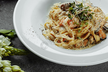 扁面条菜 典型的意大利面食 海鲜 地中海美食面条厨师敷料食谱用餐午餐烹饪贝类餐厅餐巾图片