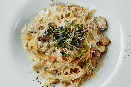 扁面条菜 典型的意大利面食 海鲜 地中海美食餐厅贝类烹饪午餐美食家食物厨师敷料盘子餐巾图片