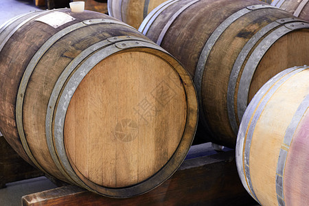 它的酒季 葡萄酒蒸馏厂里的酒桶图片