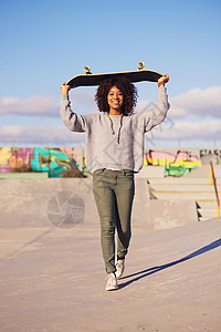 为什么要在可以滑冰的时候走路呢 拍到一个年轻女子出城玩滑板潮人休闲服女性城市微笑成人溜冰者卷发卷曲闲暇图片
