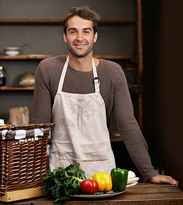 营养又美味 一个年轻男子站在厨房里的画像 他面前放着新鲜蔬菜图片