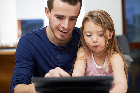 让爸爸教你怎么做这个 父亲和女儿为了科技而纠结在一起图片