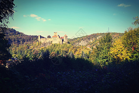 奥地利美丽的秋天风景 与一个漂亮的老哈代格城堡山麓石头历史建筑学爬坡反射森林历史性季节城市图片