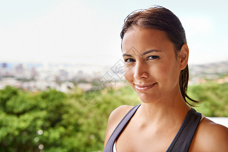 健康快乐 一个穿着运动服的年轻漂亮女人的画像站在一个 blacony 上图片