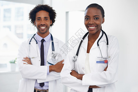 他们献身于医学 两名医生站在一个房间里的肖像图片