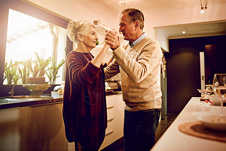 他们每天都会发现一个特别的时刻 一对年老的夫妇在厨房里跳舞 拍到一张照片图片