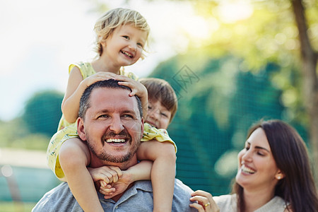 你给家人最好的礼物就是时间 一个幸福的家庭在户外相聚的镜头 被拍到了图片