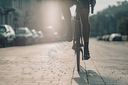 骑自行车到街上早上骑自行车的骑手近距离靠近图片