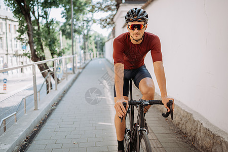 戴头盔的运动员使用自行车进行户外训练图片
