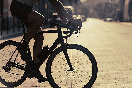 在空旷的城市街道上 紧贴着骑自行车的骑自行车图片