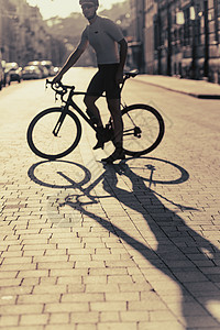在街上骑自行车的运动服装活跃男子图片