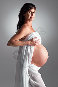 等着她到来 一个怀着肚子的怀孕妇女中年工作室孩子活力母亲妈妈婴儿母性生活女性化图片