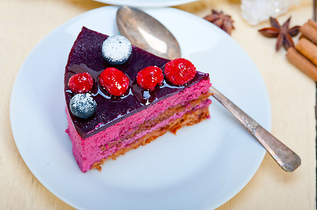 蓝莓和草莓蛋糕甜点配料盘子奶油圆形面包白色勺子食物红色装饰图片