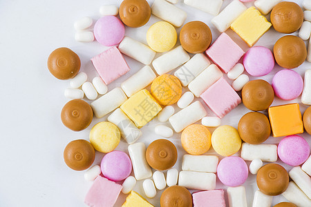 甜甜多彩的糖果 白色背景上的糖果棉花食物爱好桌子橙子薄荷糖甜点墙纸紫色视角图片