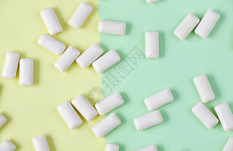 黄色和绿色背景的白咀嚼口香糖材料软糖药品牙科口服气泡牙医视角味道薄荷图片