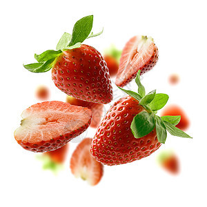 在白色背景上漂浮的草莓莓红色甜点悬浮水果宏观饮食营养绿色食物飞行图片