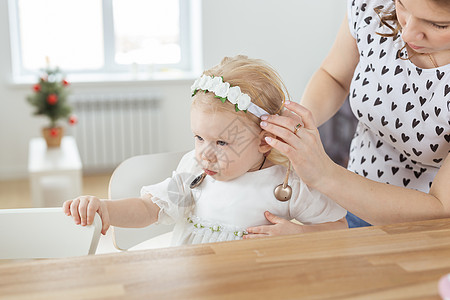 母亲帮助为聋哑小女儿安装耳塞植入器  听力援助和失聪  概念耳科助听器耳模女性麦克风塑料药品耳聋疾病耳蜗图片