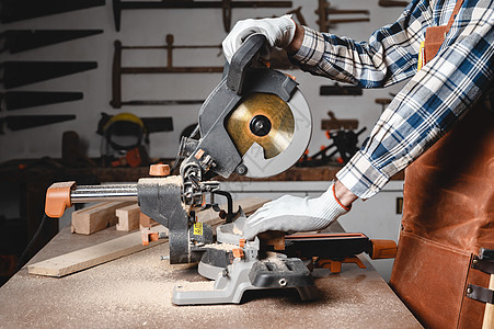 木匠用电环锯砍碎了一块木头桌子作坊安全工厂标志男性机械职业工作木工图片
