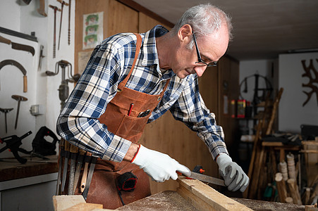 木匠在其车间中提交木板生产职业维修木头金属木匠铺标志木材灰尘乐器图片