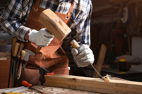 木匠用锤头和铲子雕刻木柴艺术家工人材料金属活动木制品工匠工具建造爱好图片