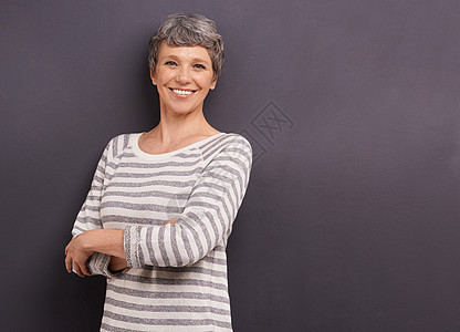 我尽了最大的努力 工作室的肖像画 一个自信的年长女人 在灰色的背景图片