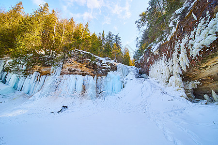 岩石悬崖上的大型冰冻瀑布图片