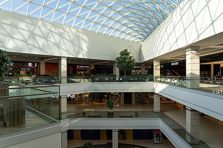 现代大型购物和娱乐综合体的内地 Trinity有一个透明的玻璃屋顶 笑声城市社论反射商业大厅地面蓝色窗户人行道办公室图片