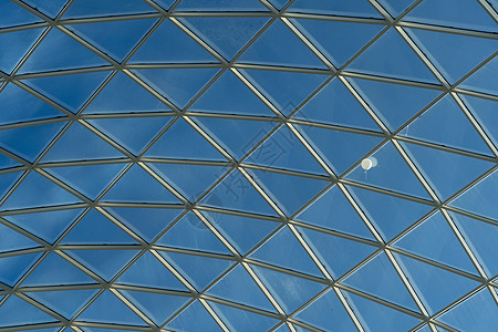 现代购物中心的透明玻璃屋顶 30蓝色技术天花板圆顶空气天空三角形气球城市建造图片
