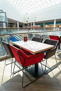 一个桌椅和软椅子 供现代购物中心食品法院的参观者使用零售美食食物房间食堂商业用餐中心法庭酒吧图片