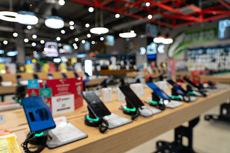 现代电子店里装有智能手机的手提箱零售产品技术贸易电话桌子电讯服务顾客陈列柜图片