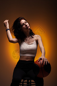 带篮球的少女 橙色背景的演播室肖像训练牙科青年运动学生锻炼女性运动员黑色红色图片