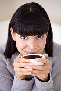 以一杯新鲜浓郁的咖啡开始她的一天 一个美丽的年轻女子在早上享用一杯咖啡的裁剪镜头图片