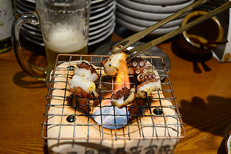 烧烤章鱼有选择地集中在木炭炉上 食物概念餐厅火焰旅行海鲜炙烤木炭乌贼饭馆美食文化图片