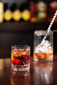 水晶杯经典黑人鸡尾酒加冰酒精橙子调酒师饮料工具液体玻璃黑色派对酒吧图片