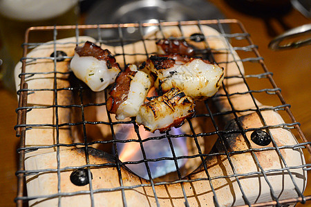 烧烤章鱼有选择地集中在木炭炉上 食物概念炙烤旅行海鲜餐厅文化盘子火焰咖啡店网格美食图片