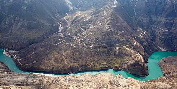 苏拉克峡谷是世界上最深的峡谷之一冒险岩石自然远足悬崖天空游客旅游环境踪迹图片