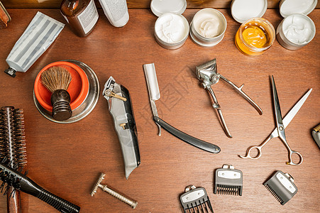 理发店货架上的顶端理发工具造型师男性木头梳子剃刀修饰配饰胡子理发师胡须图片