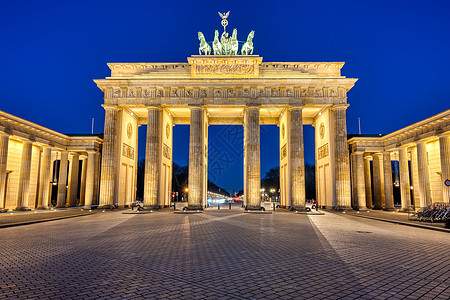 柏林著名的明亮勃兰登堡门夜景建筑历史性纪念碑照明雕像旅游旅行地标天空图片