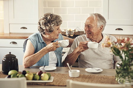 一杯好咖啡定了今天的基调 一对年长夫妇在家一起吃早饭的场景图片