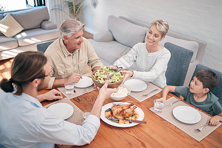 当我们分享我们的食物时 我们分享我们的心 一家人在家里一起享用美食的镜头图片