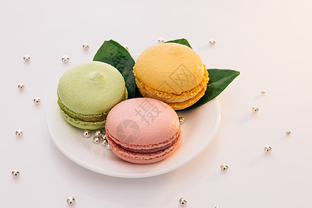 多色马卡龙 法式马卡龙 贪心糕点 法式甜点糖果色的马卡龙饼干排列在白色背景的白色盘子上图片