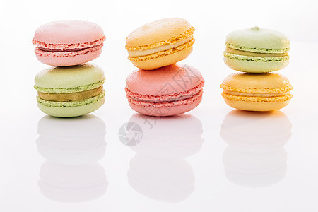 五颜六色的马卡龙甜点 在白色背景的法国马卡龙 不同的五颜六色的蛋白杏仁饼干 美味甜美的彩色马卡龙美食面粉奶油味道过滤巧克力蛋糕糕图片