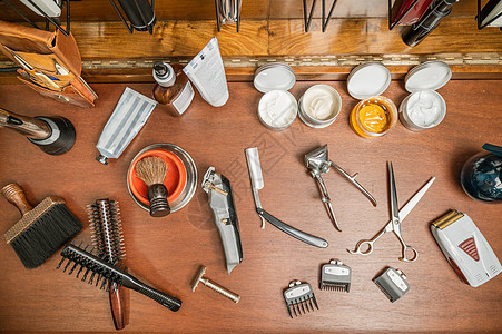 理发店货架上的顶端理发工具沙龙桌子胡子发型商业造型师理发师木头成套梳子图片