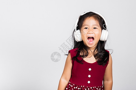 可爱的小女孩34岁 在无线耳机里听音乐女孩闲暇乐趣微笑舞蹈家娱乐享受工作室技术舞蹈图片